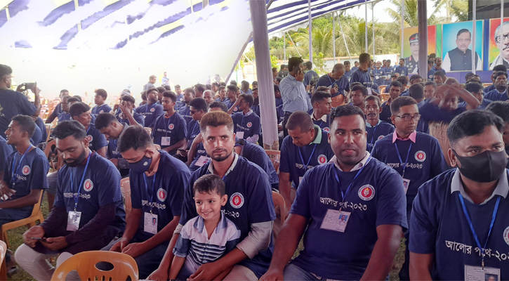 অস্ত্র জমা দিয়ে তারা বললেন, ‘আলোর পথের যাত্রী হয়ে সামাজিক স্বীকৃতি চাই’