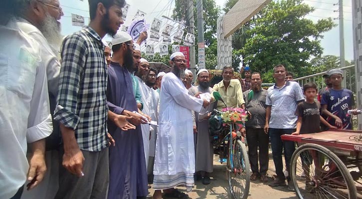 লুঙ্গি-পাঞ্জাবি পরে ভোটের প্রচারণায় মেয়র প্রার্থী ফয়জুল