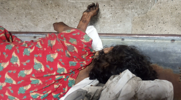 শিক্ষা ভবনের ফুটপাতে পড়েছিল অজ্ঞাত বৃদ্ধার লাশ