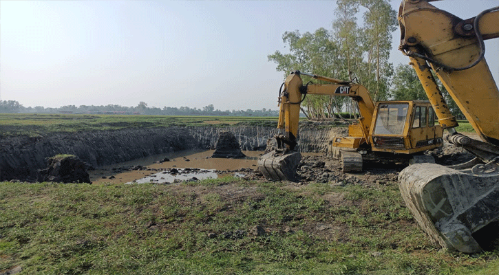 কৃষি জমির মাটি কাটার দায়ে ৪ লাখ টাকা জরিমানা