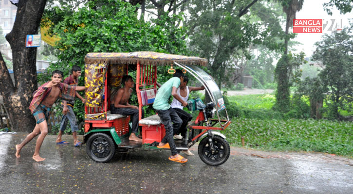 তীব্র গরম শেষে বৃষ্টি-বাতাসে ঢাকায় স্বস্তি