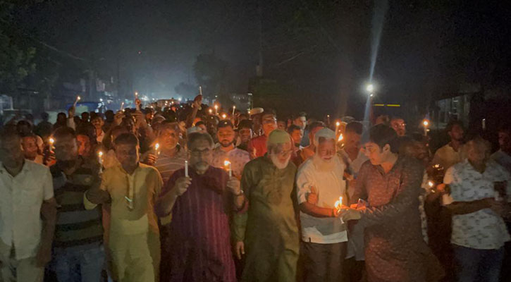 লোডশেডিংয়ের প্রতিবাদে জ্বলন্ত মোমবাতি হাতে বিএনপির মিছিল