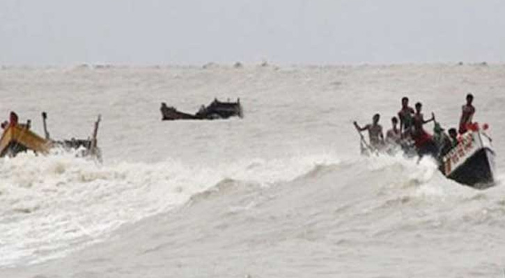 মেঘনায় একসঙ্গে ডুবলো ৩ ট্রলার, ২০ জেলে নিখোঁজ