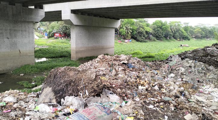 ফরিদপুরের ঐতিহ্যবাহী কুমার নদ এখন ময়লার ভাগাড় 