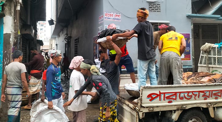 পোস্তায় চলছে পশুর চামড়া কেনাবেচা