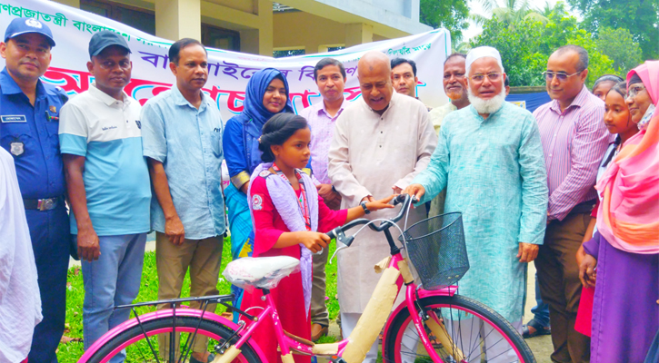 ধামইরহাটে শিক্ষার্থীদের মধ্যে প্রধানমন্ত্রীর উপহার সাইকেল বিতরণ