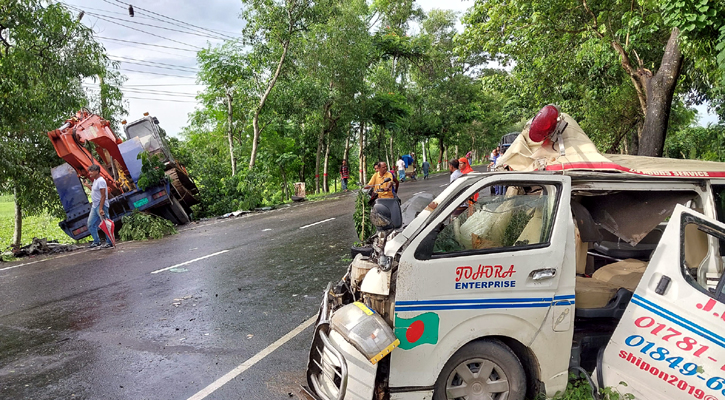 গোপালগঞ্জে অ্যাম্বুলেন্স-লোবেটের সংঘর্ষে চারজন নিহত