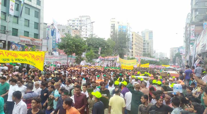 বৃষ্টি উপেক্ষা করে নয়াপল্টনে বিএনপি নেতাকর্মীদের ঢল