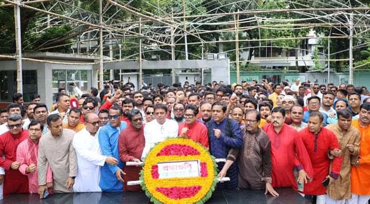 প্রতিষ্ঠাবার্ষিকীতে বঙ্গবন্ধুর প্রতিকৃতিতে স্বেচ্ছাসেবক লীগের শ্রদ্ধা