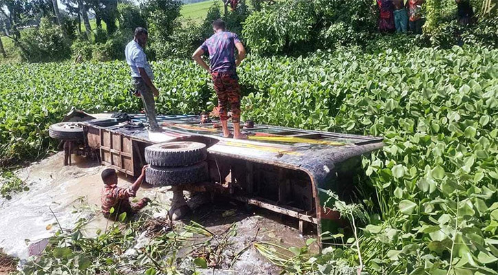 ওভারটেক করতে গিয়ে বাস খাদে, প্রাণহানির আশঙ্কা