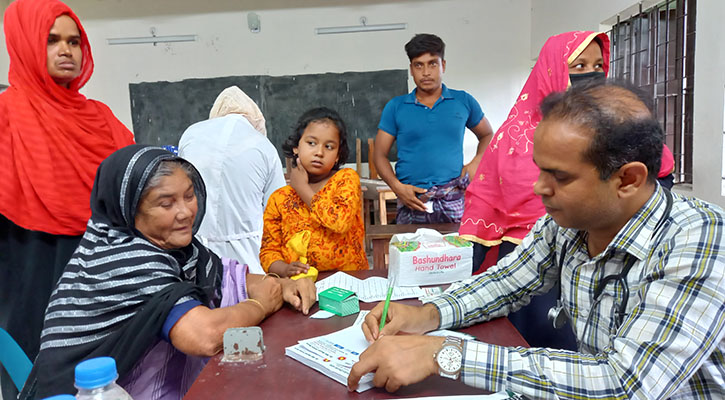 ঝিনাইদহে ১২০০ দুস্থ-অসহায় পেলেন নিখরচায় স্বাস্থ্যসেবা