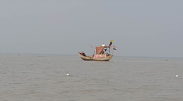 ১৪ মাঝিমাল্লা নিয়ে বঙ্গোপসাগরে ট্রলার ডুবি, নিখোঁজ ১