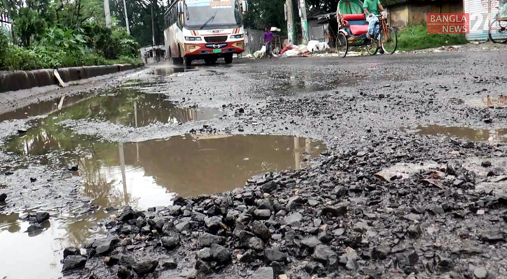 কোটি টাকার সড়কে সামান্য বৃষ্টিতেই খানাখন্দ, দুর্ভোগ যাত্রীদের