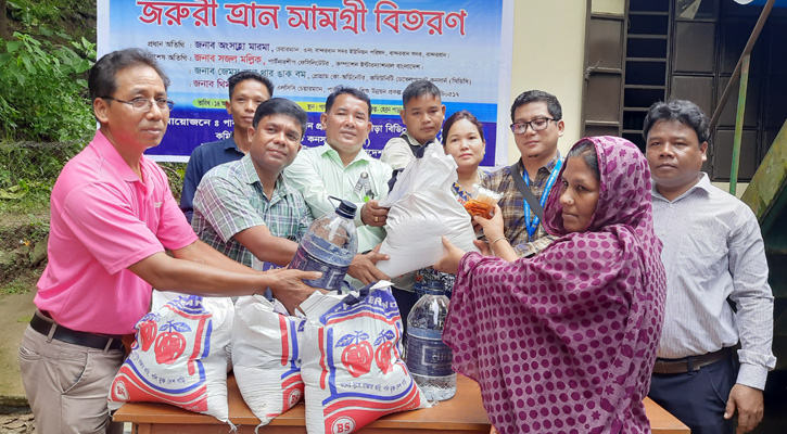 বান্দরবানে বন্যায় ক্ষতিগ্রস্তদের ত্রাণ সামগ্রী বিতরণ