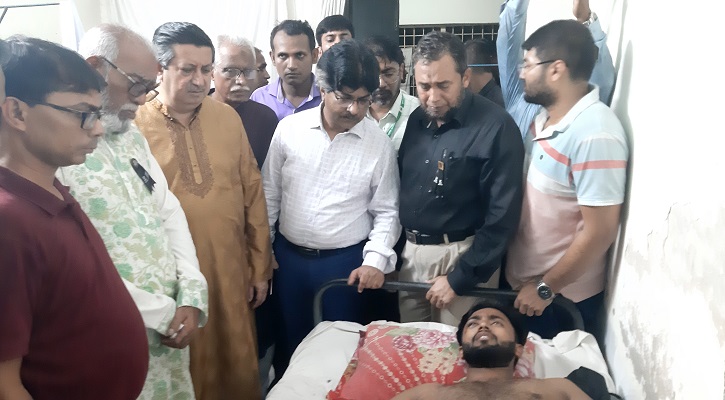 শিক্ষার্থী-ব্যবসায়ীরা অনড়, ভোগান্তিতে খুমেক হাসপাতালের রোগীরা