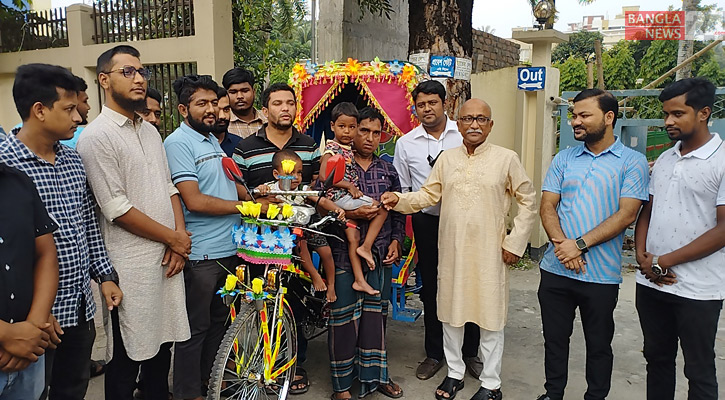 বাংলানিউজের সংবাদের সূত্র ধরে রনিকে রিকশা উপহার দিলেন তথ্যমন্ত্রী