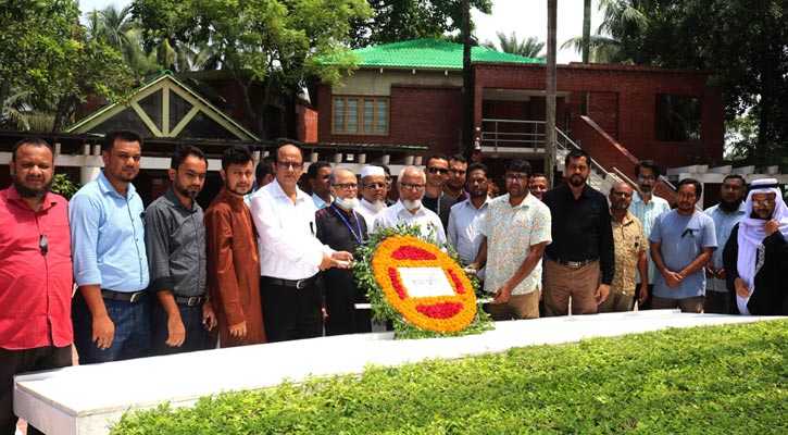 বঙ্গবন্ধুর সমাধিতে বশেমুরবিপ্রবি পরিবারের শ্রদ্ধা 