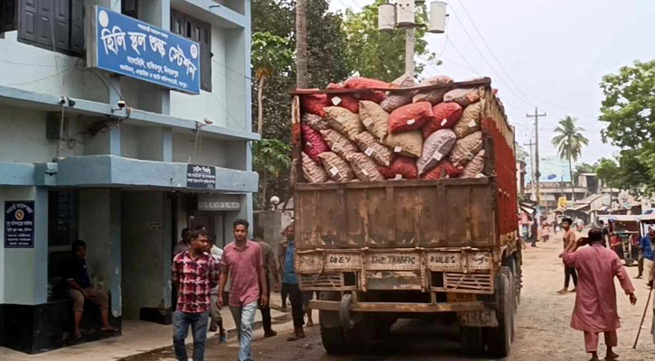 হিলিতে ক্রেতা নেই, গুদামে পেঁয়াজের কেজি ১০ টাকা