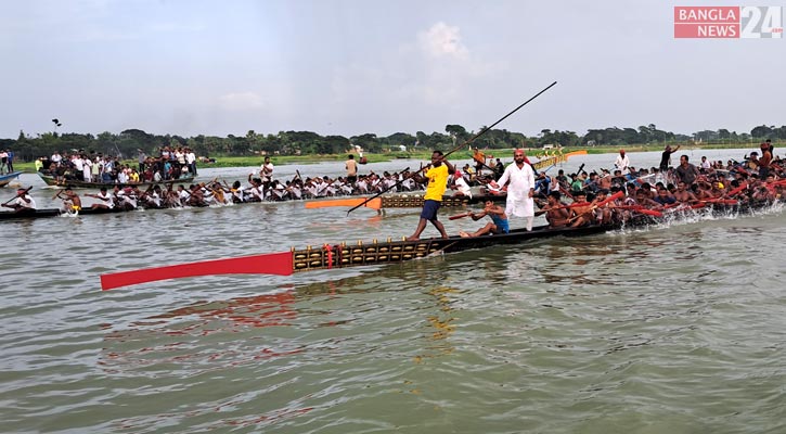 শিবচরে বিলপদ্মা নদীতে নৌকাবাইচ