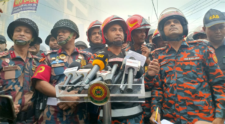 তালা ভেঙে মার্কেটে প্রবেশ করতে হয়েছে ফায়ার সার্ভিসকে