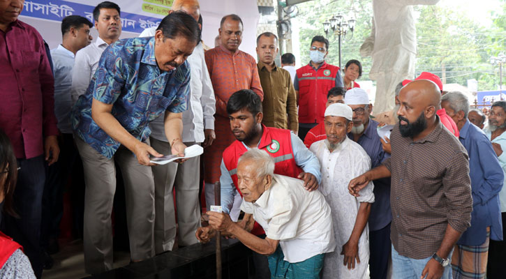 বান্দরবানে বন্যা-পাহাড় ধসে ক্ষতিগ্রস্তদের নগদ সহায়তা 