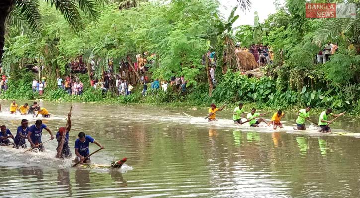 রাজবাড়ীতে ঐতিহ্যবাহী ভেলাবাইচ 