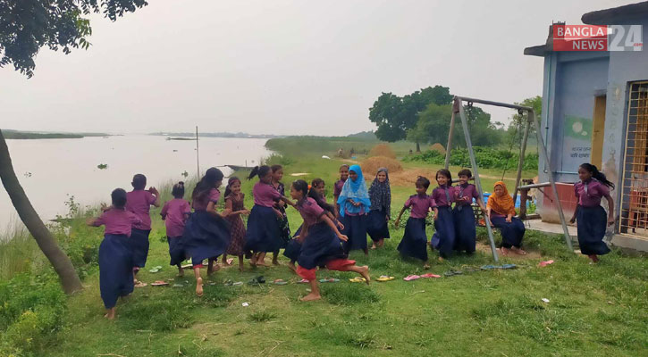 ভাঙনের কবলে কুমারখালীর চরঘোষপুর প্রাথমিক বিদ্যালয়