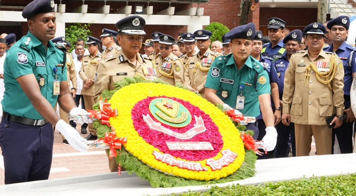 বঙ্গবন্ধুর সমাধিতে নবনিযুক্ত ডিএমপি কমিশনারের শ্রদ্ধা