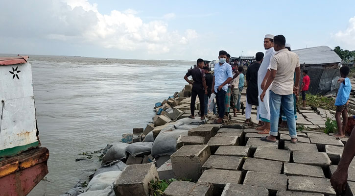 ভোলার ইলিশা পয়েন্টে সিসি ব্লকে ধস, নৌকা ডুবে নিহত এক