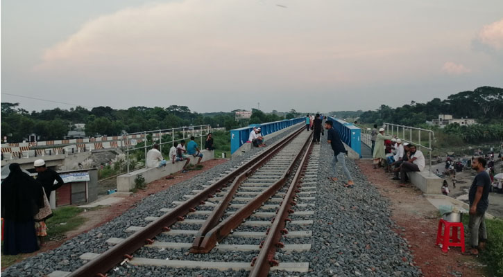 ‘এবার ট্রেনে আরাম করে ঢাকা যাওয়া যাবে’