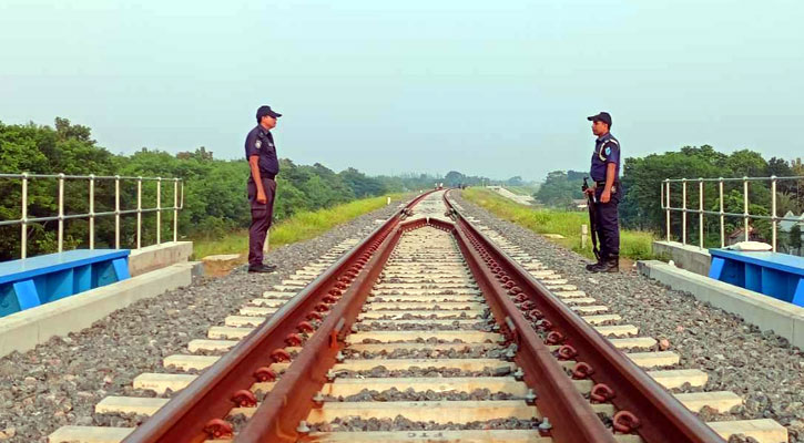 শিবচরে রেল লাইনে কঠোর নিরাপত্তা, সতর্কাবস্থায় পুলিশ