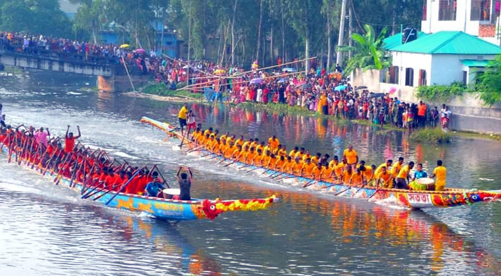 করতোয়ায় নৌকা বাইচ দেখতে হাজারও মানুষের ঢল