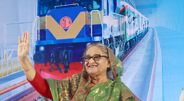 এবার ট্রেনে পদ্মা পাড়ি দিলেন প্রধানমন্ত্রী