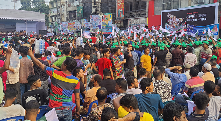 ‘ফখরুল চায় দেশকে পাকিস্তান বানাতে, আর শেখ হাসিনা চায় আমেরিকা’