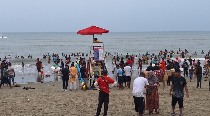 বৈরী আবহাওয়াতেও সমুদ্রস্নানে মত্ত পর্যটকরা