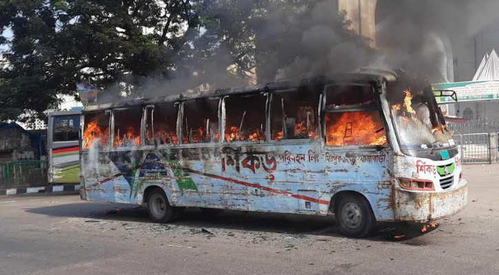 বায়তুল মোকাররমের সামনে বাসে আগুন