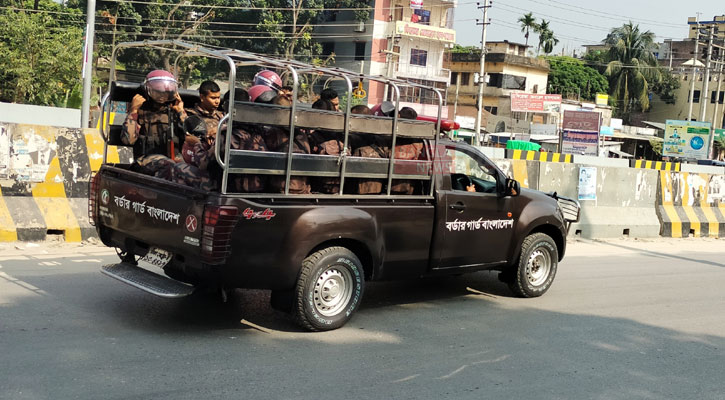 মানিকগঞ্জে মহাসড়কে টহলে ২ প্লাটুন বিজিবি 