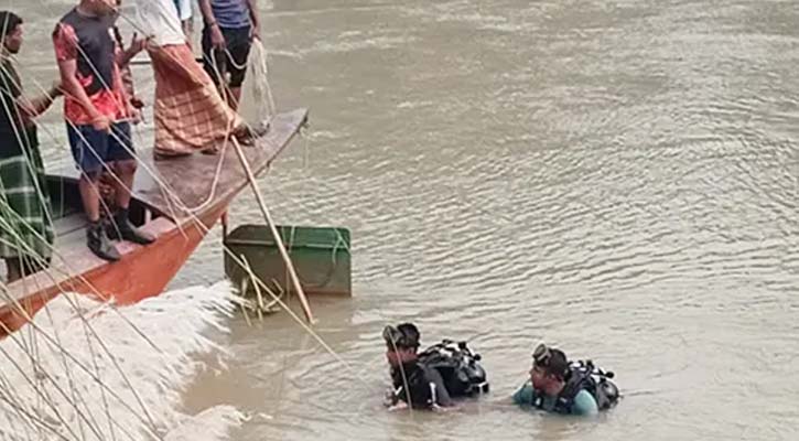 তিন সন্তান নিয়ে নদীতে ঝাঁপ দিলেন মা