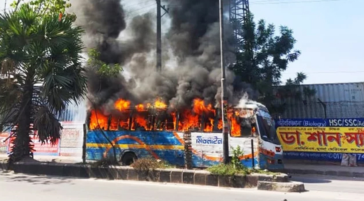 মুগদায় বাসে অগ্নিসংযোগ: নির্দেশদাতাসহ গ্রেপ্তার ২