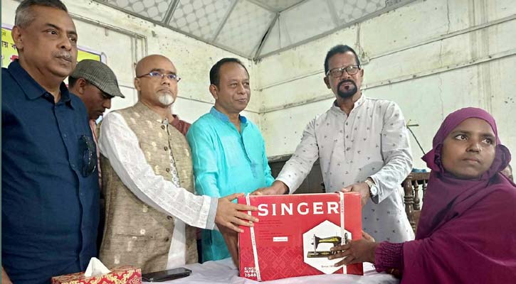 গাইবান্ধায় দুই শতাধিক দুস্থ নারী পেলেন সেলাই মেশিন