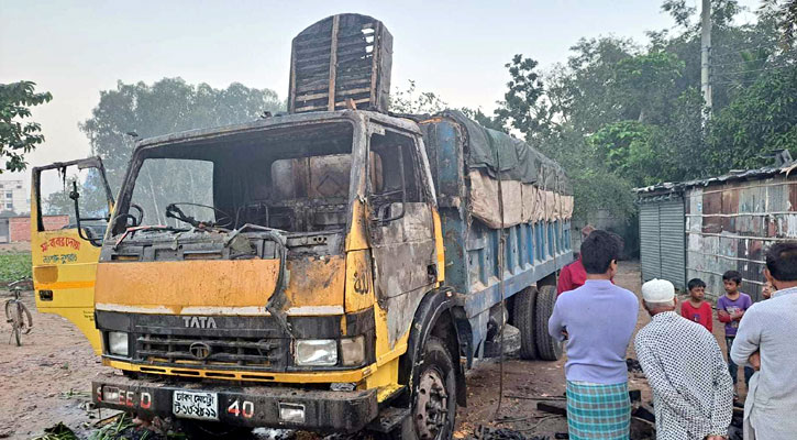 দিনাজপুরে ভুট্টা বোঝাই ট্রাকে আগুন দিল দুর্বৃত্তরা