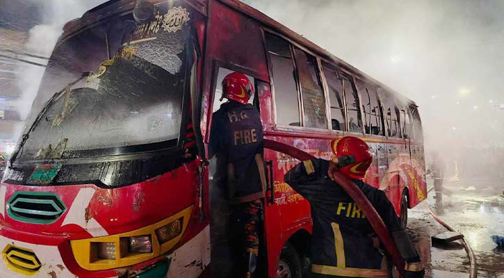 ‘কোকের বোতল’সহ ‘সন্ধ্যার দাওয়াতে’ এসে বাসে আগুন