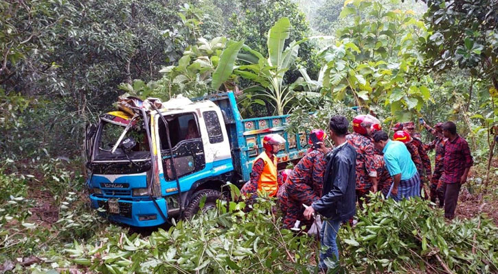 বান্দরবানে ট্রাক খাদে পড়ে নিহত এক