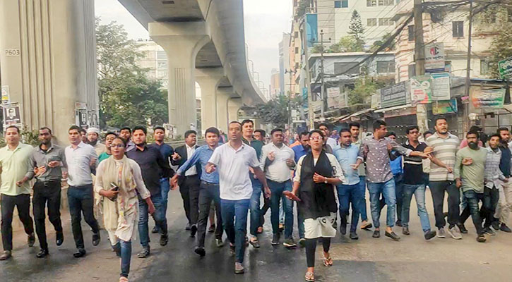 পল্টনে অবরোধের সমর্থনে ছাত্রদল নেতা রাকিবের নেতৃত্বে মিছিল