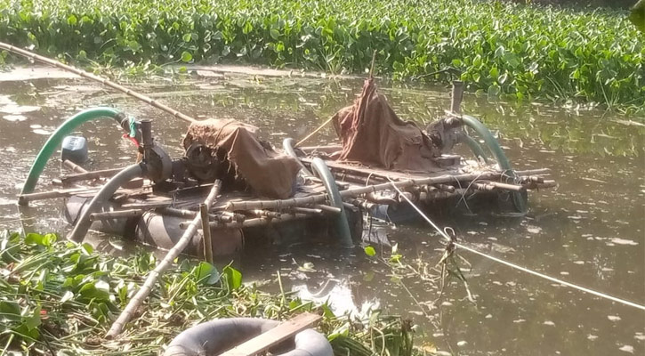 মনিরামপুরে এসি-ল্যান্ড কার্যালয়ের পাশে নদী থেকে বালু তুলছেন প্যানেল মেয়র