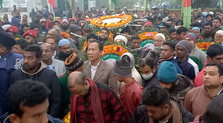 তাপমাত্রা ৯ ডিগ্রিতে, শীত উপেক্ষা করে শহীদদের শ্রদ্ধা নিবেদন