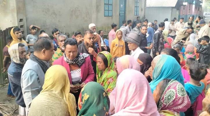 ত্রিশালে নারী ভোটারদের টাকা বিলাচ্ছেন আ.লীগ নেতা, ছবি ভাইরাল