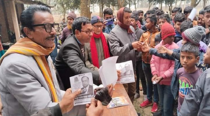 শিশুদের হাতে নতুন বইয়ের সঙ্গে নৌকার লিফলেট দিলেন অধ্যক্ষ