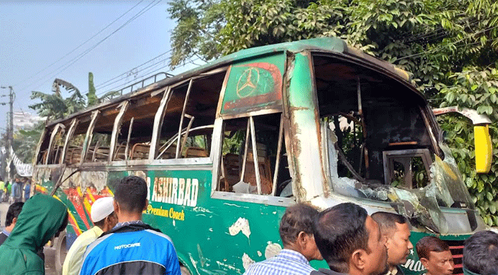 চাঁদপুরে দাঁড়িয়ে থাকা বাসে আগুন, হেলপার দগ্ধ 