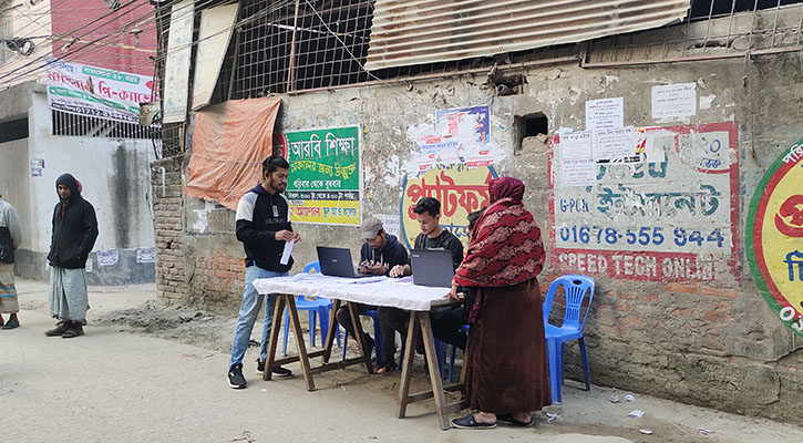 ঢাকা ১৫ আসনের কেন্দ্রগুলোতে ভোটার উপস্থিতি কম